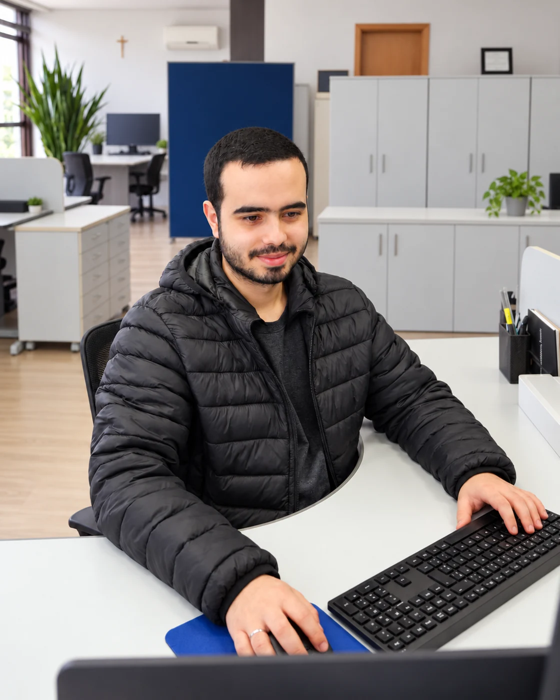 Técnico da Risco Zero em sua estação de trabalho